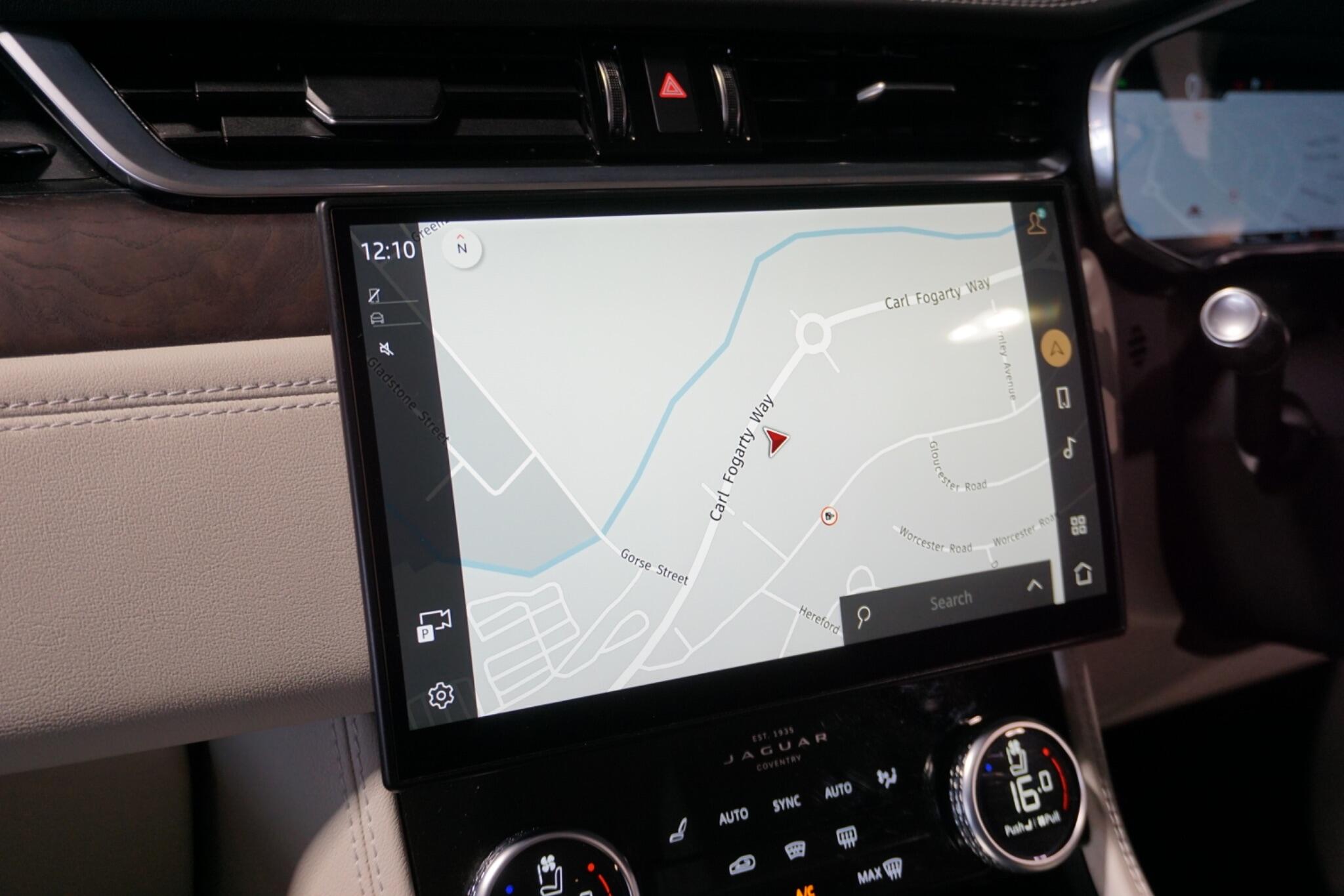 Jaguar F-PACE 3.0 D300 MHEV R-Dynamic SE SUV 5dr Diesel Auto AWD Euro 6 (s/s) (300 ps)